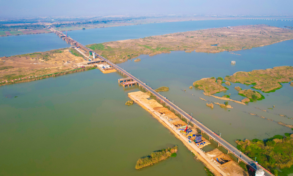 圖為中鐵十六局承建的寧淮城際鐵路項目洪澤至金湖雙線特大橋，全長約2400米，跨越Ⅲ級航道，為全線重難點控制性工程。目前，大橋樁基、承臺、墩身施工正在同步推進中，預計8月份可完成全部墩身施工任務。項目建成后，將進一步完善江蘇省內城際軌道交通網布局，對促進南京都市圈和沿線地區經濟社會發展、助力長三角高質量一體化發展等具有重要意義。