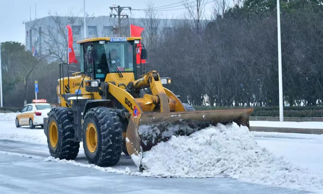 近日，我國大部地區持續低溫，南方部分地區出現雨雪冰凍天氣。中國安能集團以雪為令，積極履行社會責任，迅速投入到除冰雪、穩生產、保民生的戰斗中。