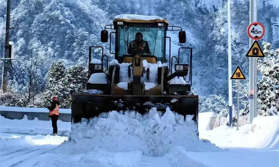 連日的大雪席卷三湘大地，給施工生產及附近居民交通出行帶來諸多不便。中國安能一局南寧分公司平江抽蓄項目部迅速行動，積極清除積雪。同時，項目部強化物資保障和組織協調，科學制定施工計劃，確保交通安全和施工進度。
