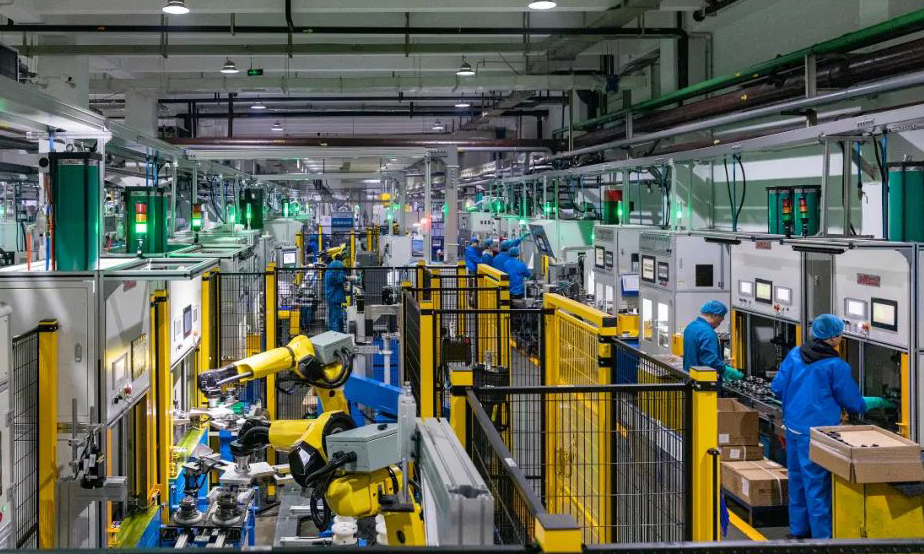 近日，重慶市屬重點國企鞏固拓展去年以來持續向好發展態勢，緊抓任務落實，奮力沖刺一季度“開門紅”。圖為重慶機電集團長軸公司新能源汽車輪轂軸承智能化車間生產線在有序生產中。郭志如 攝