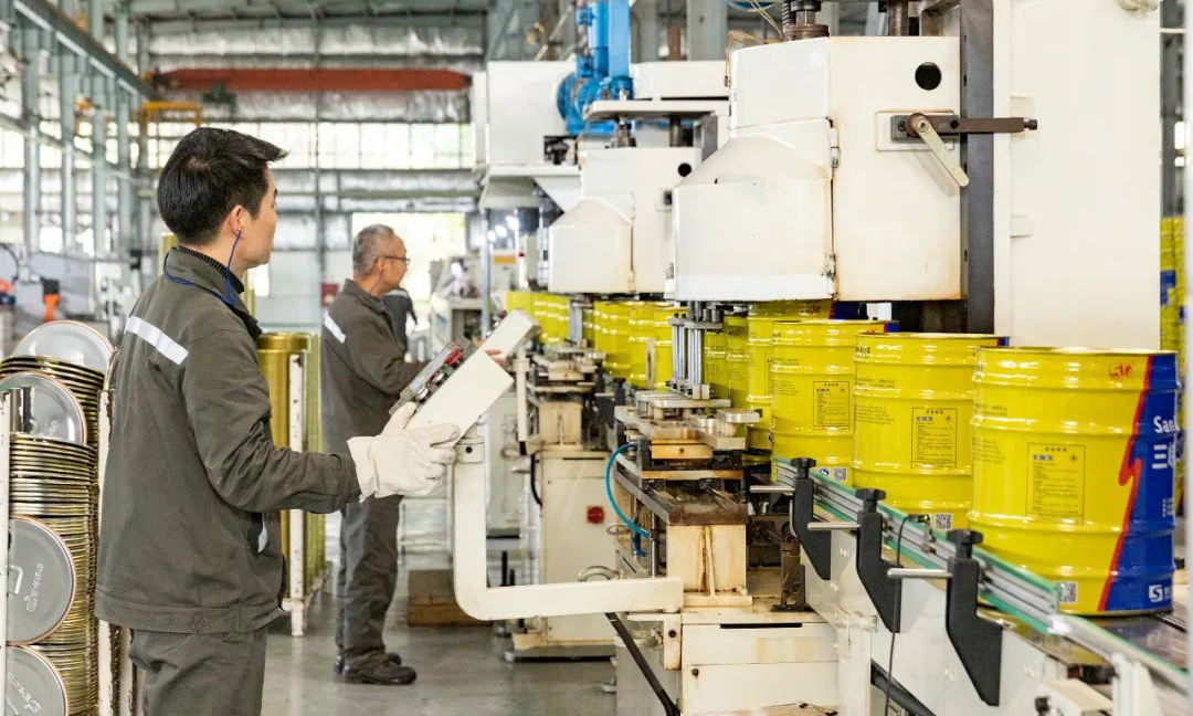 重慶化醫集團三峽油漆制聽車間生產包裝桶。郭志如 攝