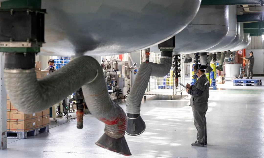 重慶化醫集團三峽油漆通用漆車間工人檢查調缸底閥。郭志如 攝