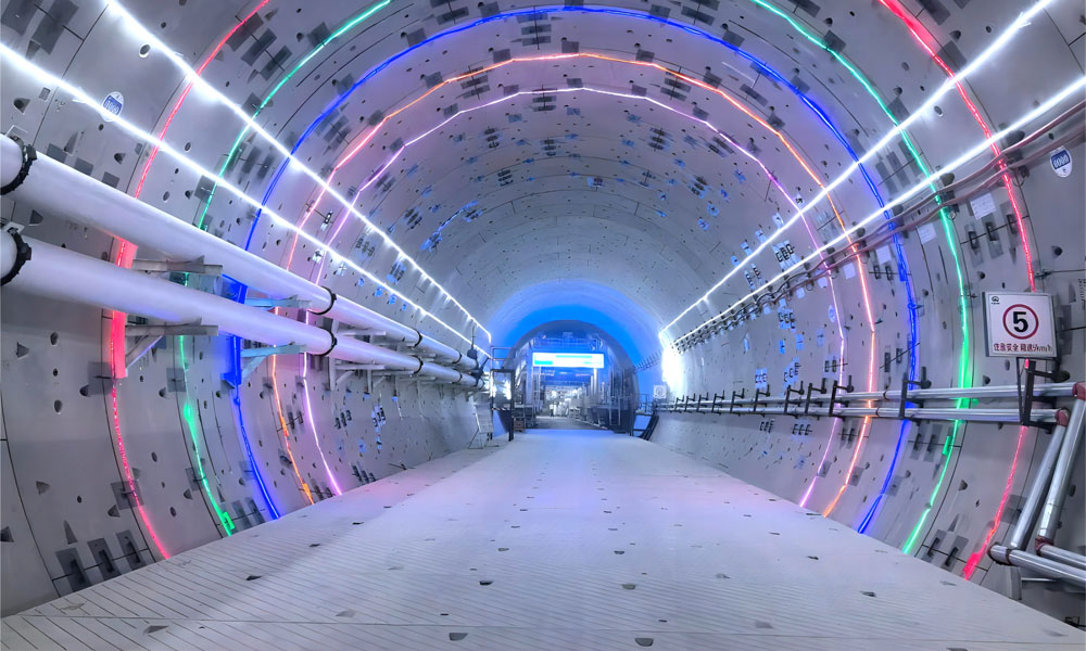 2月24日，中鐵四局承建的（北）京濱（海新區）鐵路天津機場1號隧道盾構掘進突破百環大關。1號隧道全長2923米，采用13.8米大直徑泥水平衡盾構機“京濱同心號”施工。截至目前，該隧道盾構掘進達114環共228米。項目全線建成通車后，將與天津機場形成集鐵路、民航、地鐵等多式聯運于一體的大型綜合交通中心，進一步完善路網結構，便利沿線人民群眾出行，助推京津冀協同發展。