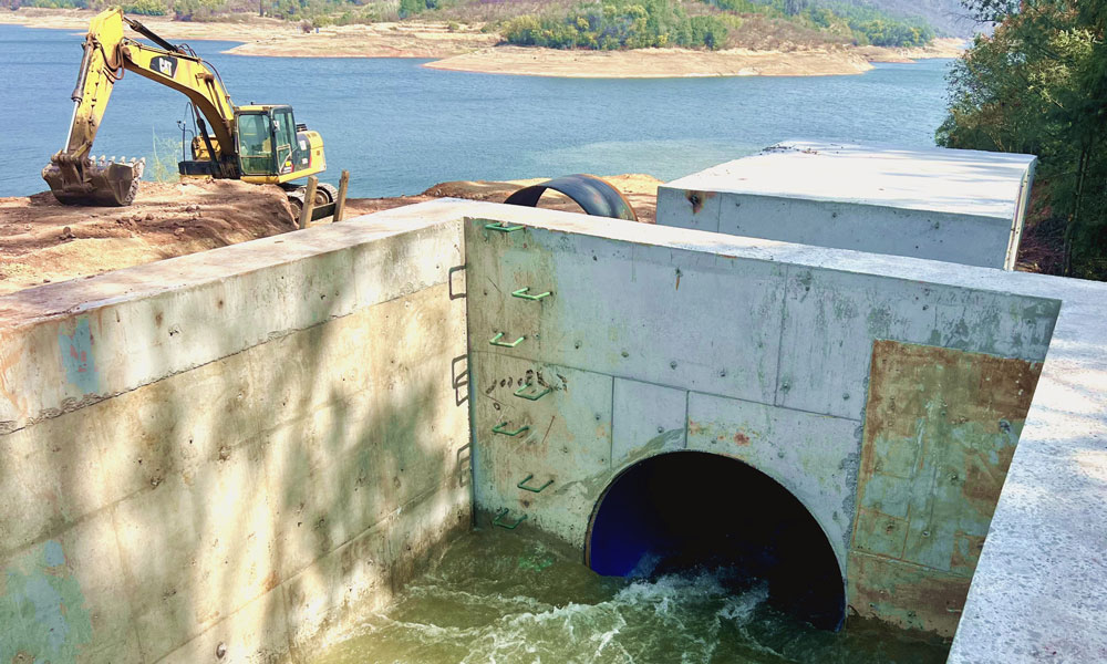 2月21日，中鐵七局承建的松華壩水庫提水管正式向松華壩水庫通水。松華壩水庫提水管線路全長684米，輸水管道為管徑2米的壓力鋼管，提水能力為7.3立方米/秒，是滇中引水二期配套工程首條完工通水的干線節點工程。計劃至3月底，松華壩水庫提水管為松華壩水庫增蓄500余萬立方米水量，將有效緩解昆明主城區春季供水壓力，全力保障今年主城區汛前正常供水。