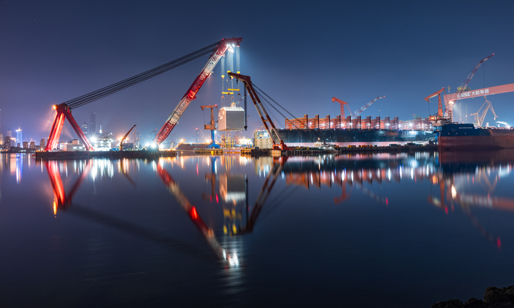 日前，由大連造船自主設計的全球最大B型LNG燃料艙順利吊運安裝結束，本次吊裝作業采用3600噸大型海吊一次性安裝到位，全程實際用時約29小時，相比原定計劃提前9.5小時完成全過程吊裝作業。常江 攝