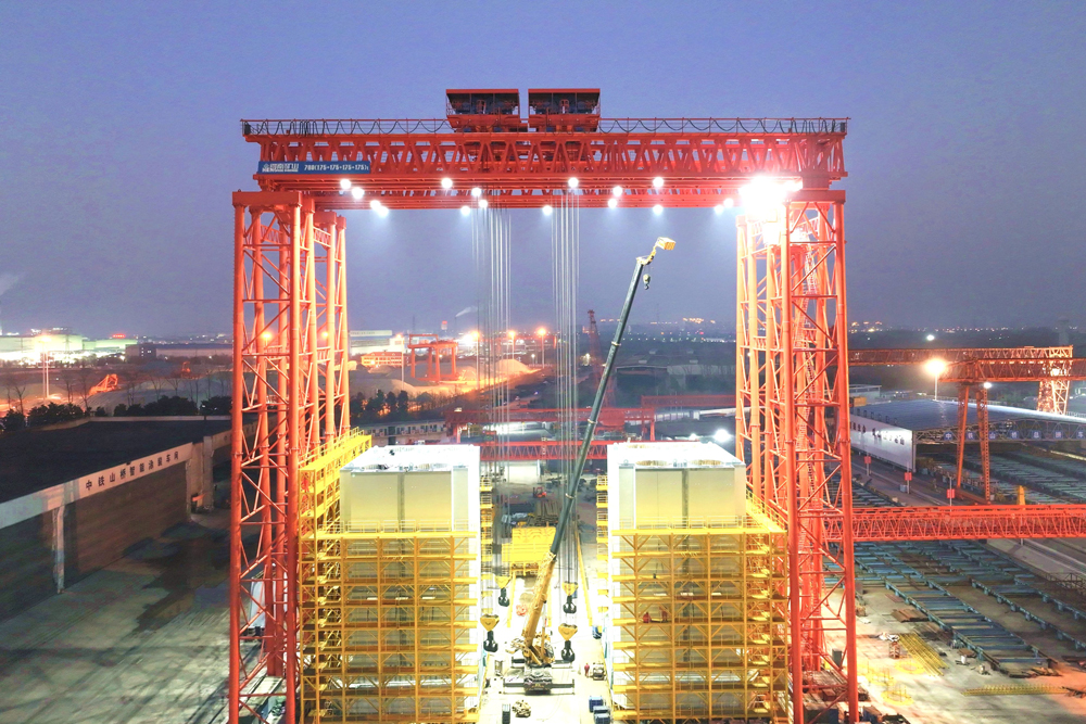 面對大橋鋼塔制造精度、變形控制、自動化焊接率等要求極高情況，中鐵山橋配備了空氣等離子數控切割機、龍門式智能焊接機器人系統、板單元數控矯正機床、三維數字掃描等裝備，全面提升主塔制造自動化水平和焊接質量；開展技術工藝創新，通過改進拼裝工藝、優化焊接順序、設計專用工裝等手段，確保了主塔毫米級精度制造。圖為張靖皋長江大橋主塔立式預拼裝現場。