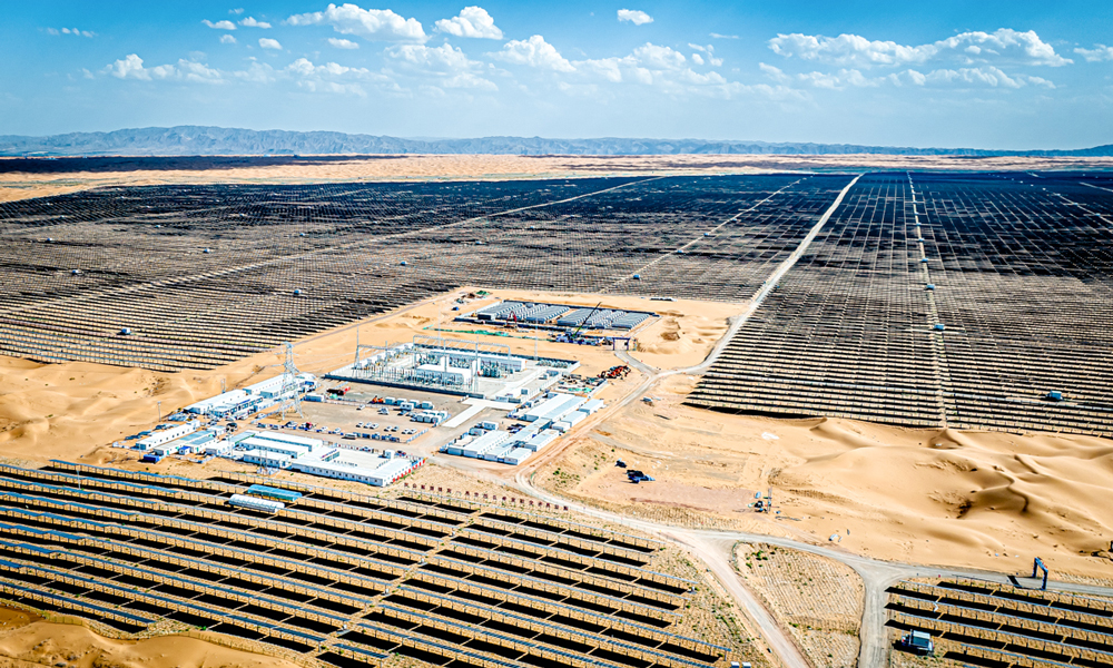 該項目于2022年11月15日開工建設，10天將2.8萬畝沙丘變為平地，28天完成330千伏升壓站土建工程，60天完成330千伏升壓站電氣安裝，70天完成330千伏送出線路144基鐵塔組立和51公里導線展放，90天完成33萬根PHC管樁施工和組件安裝。2023年4月26日，項目正式并網發電，2023年累計發電13.6億千瓦時，預計后續每年可提供清潔電能18億千瓦時，滿足150萬個家庭一年的用電量。