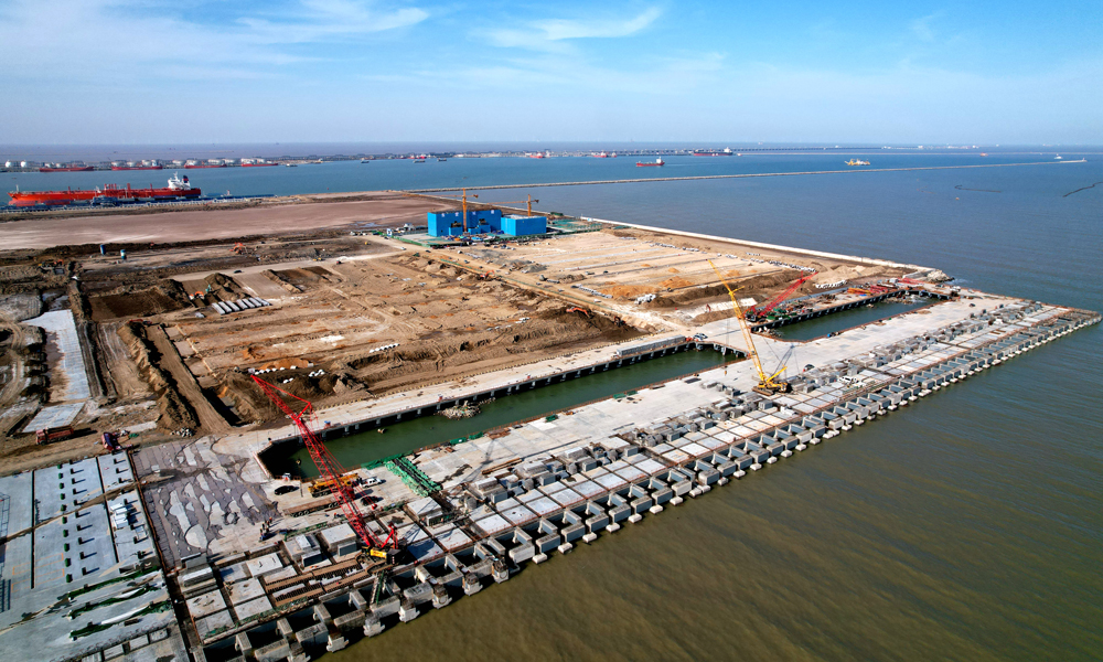 3月13日，在東營港一突堤集裝箱碼頭建設現場，中鐵十四局工作人員正在進行碼頭前樁臺靠船構建安裝和輔建區綜合樓主體框架施工，力爭6月份完成東營首個集裝箱專用碼頭主體工程。