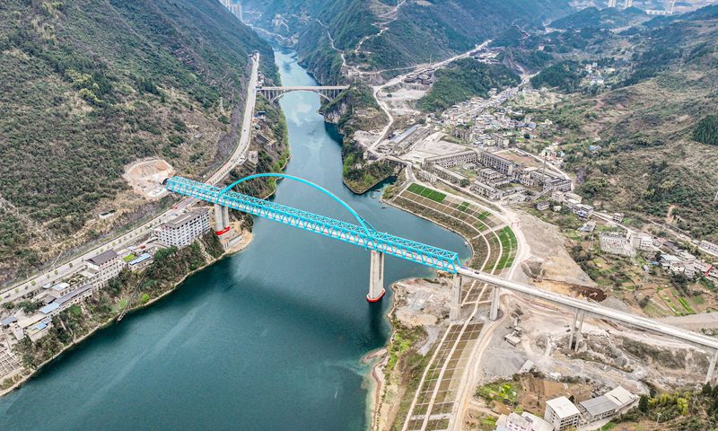 目前，由中鐵大橋局承建的渝湘高鐵清水坪烏江特大橋建設項目進入收尾階段，現場工人們正在有序開展局部檢測和施工，為渝湘高鐵重慶至黔江段進入下一階段的鋪軌施工奠定基礎。圖為3月16日拍攝的建設中的渝湘高鐵清水坪烏江特大橋（無人機照片）。新華社記者 唐奕 攝