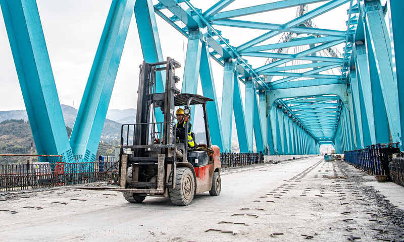 圖為3月16日，工人在渝湘高鐵清水坪烏江特大橋建設現場施工作業。新華社記者 唐奕 攝