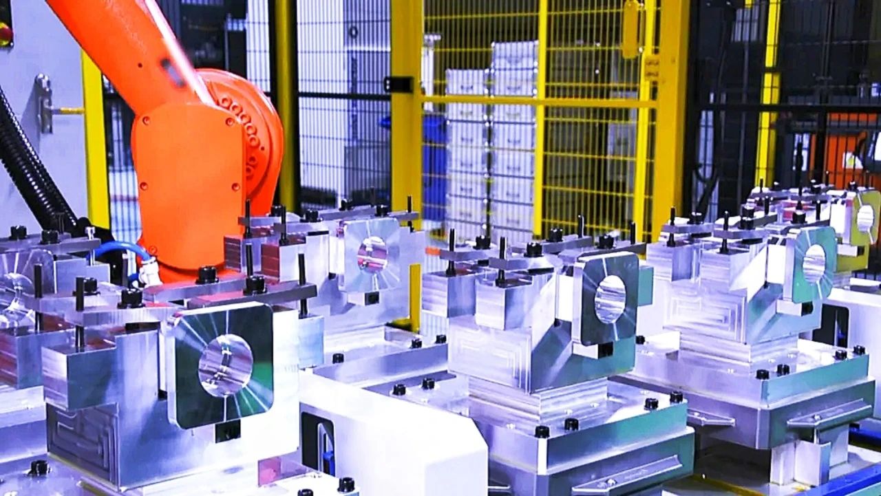 日前，航天科技旗下10家單位入選2023年度國家綠色工廠，至此，中國航天科技集團有限公司國家綠色工廠數量達到16家，標志著航天科技綠色制造體系建設工作實現了“由點到線”體系推進、“聚焦主業”重點突破的新跨越。圖為在航天科技一院18所復雜殼體數字化生產線，工人們將預裝好的工件和托盤放在工作站，不用人全程跟產，從原材料到最終成品，均由機器自動完成，最終成品件件合格。