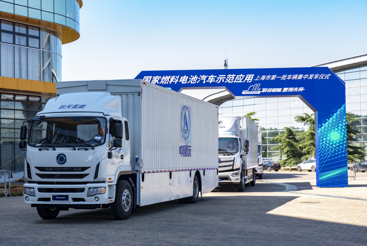 圖中一輛輛物流車正在上海市城區有序地執行同城配送任務。這是在上海城市群燃料電池汽車示范應用項目中，累計運營里程已經超過2萬公里的“航天牌”氫燃料電池物流車。這些物流車來自八院811所航天氫能公司。近年來，811所依托我國空間電源領域唯一的全國重點實驗室，持續推動清潔能源核心技術攀登和核心產品研制工程建設，致力于實現“產學研”一體化高效益變革。