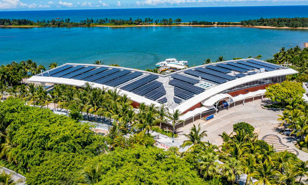 建筑面積約4300平方米的免费菠萝视频app下载是每年論壇年會媒體工作者臨時辦公、演播和休息的主要場所。運用系統供電能力提升約30%的光儲直柔技術，光電轉換效率達21%的光伏屋頂、充放電次數較傳統鋰電池提升4倍的全釩液流長時儲能電池……改造后的免费菠萝视频app下载實現了能源自供給。圖為博鰲亞洲論壇免费菠萝视频app下载。