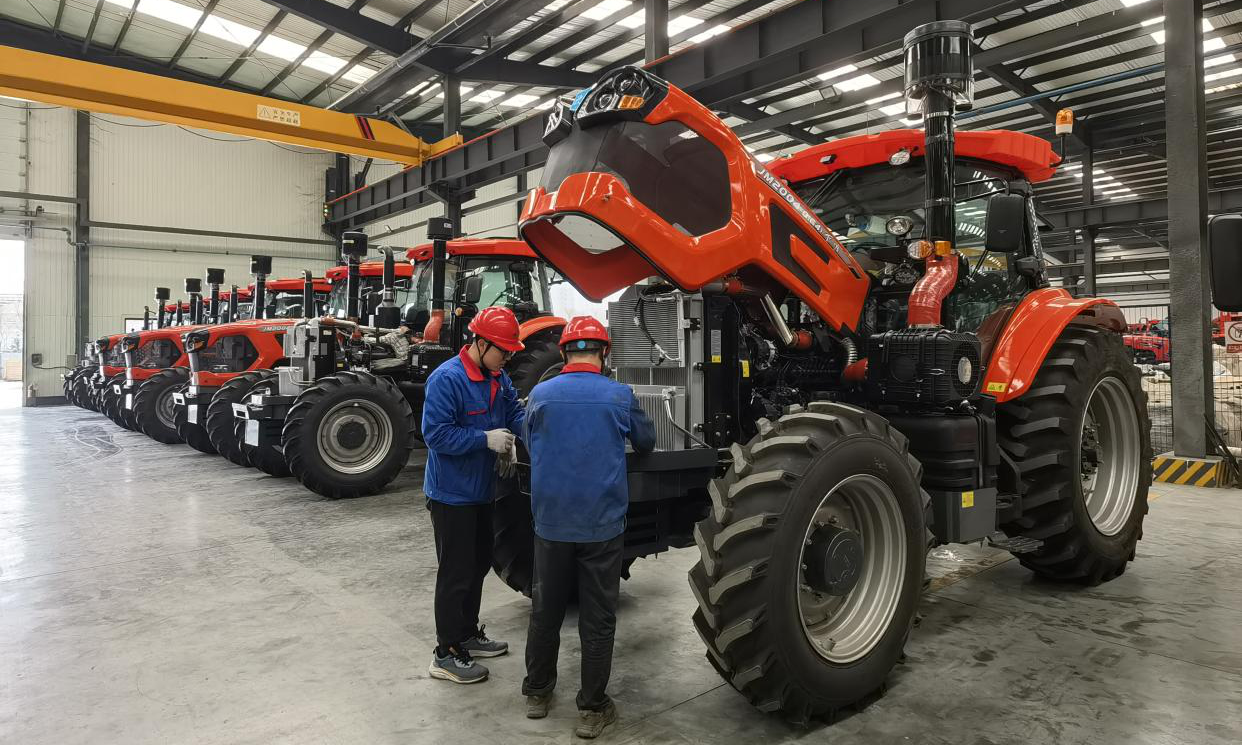 中國農發集團山東巨明工業園，一輛輛新型拖拉機接連駛下生產線。3月15日，今年首批2404型拖拉機訂單成功交付哈薩克斯坦用戶。據訂單統計，2024年巨明農機產品在海外市場銷售收入預計將同比增長10%。