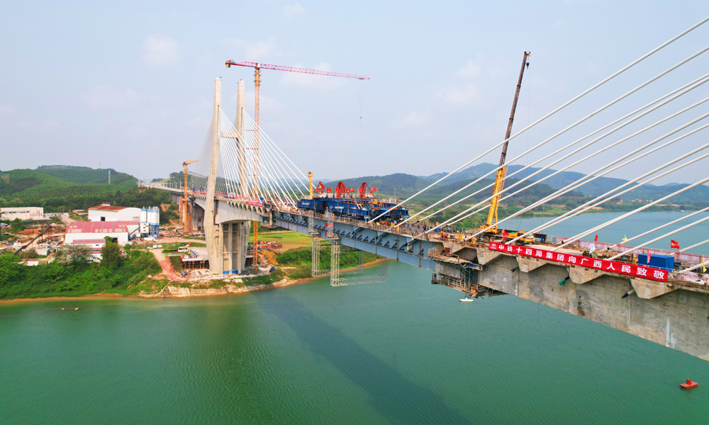 隨著六律邕江特大橋順利合龍，南深高鐵南玉段最后一處斷點被徹底打通，全面打通鋪軌、“四電”等工程建設通道，為后續施工順利奠定基礎。目前，全線路基、橋梁、隧道等線下工程已全面竣工，鋪軌已完成76%，站房后期的裝修裝飾工程完成過半，“四電”工程總體進度超過80%。