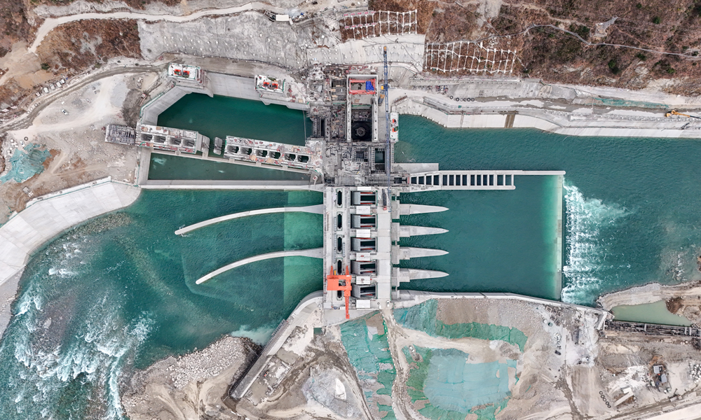 華能硬梁包水電站位于四川省甘孜州瀘定縣境內，屬于國家“十三五”水電重點項目，是大渡河干流梯級調整規劃28級開發方案中的第14級電站，也是中國華能在川開發的首座百萬千瓦級裝機水電站。圖為華能硬梁包水電站首部樞紐航拍。