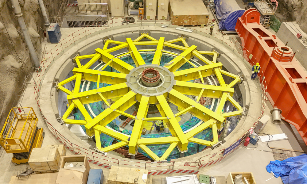 華能硬梁包水電站總裝機容量111.6萬千瓦，總投資126.92億元。2019年10月電站主體工程開工建設，2021年11月實現大江截流，2023年10月關鍵線路2號引水隧洞實現全線貫通，計劃2024年10月首臺機組發電，2025年4月全部機組投產發電。電站建成投產后，平均年發電量超50億千瓦時，每年可節約原煤消耗223萬噸，減少二氧化碳排放357萬噸。圖為華能硬梁包水電站廠房樞紐建設現場。