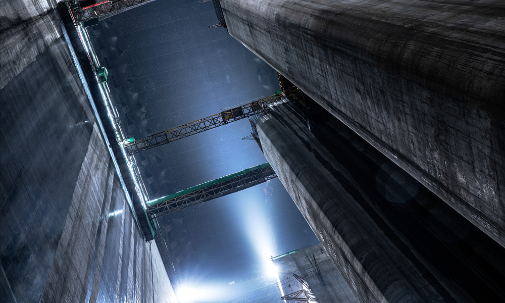 在建的電站調壓室長度248.80米，最大高度118.2米，跨度25.4米，其規模位居同類調壓室“世界第一”。針對閘室三面不對稱、端墻U型結構等難點，創新采用超大斷面對稱式滑模+門槽云車軌道一次成型技術進行調壓室閘室及邊墻襯砌混凝土施工，單區滑模日平均上升高度達3.62米，填補了該技術在地下工程領域的空白。