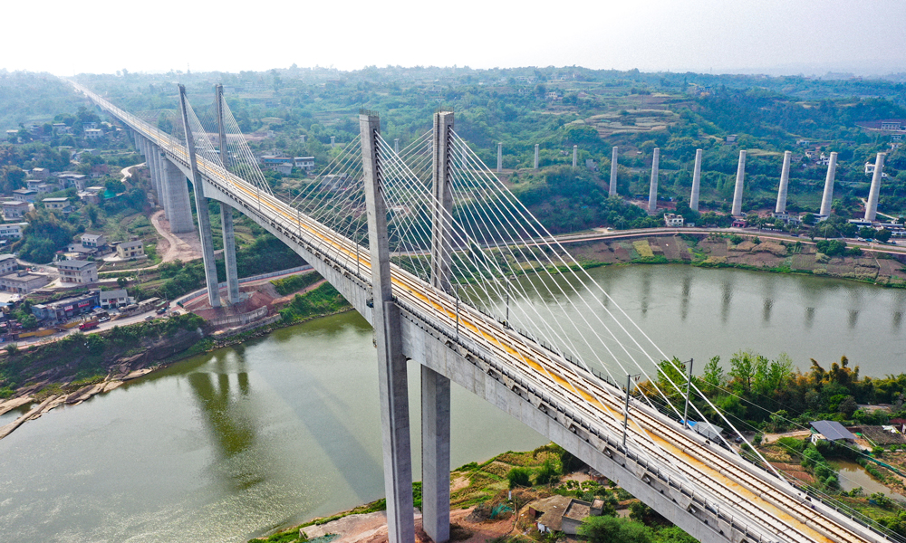 據悉，渝昆高鐵渝宜段位于重慶市和四川省境內，是我國“八縱八橫”高速鐵路主通道之一“京昆通道”的組成部分，正線全長約205公里，設計時速350公里。其中，中鐵四局承建的渝宜段站前四標全長31正線公里。