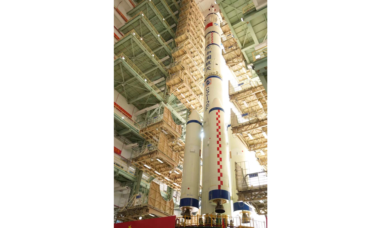 圖為神舟十八號載人飛船與長征二號F遙十八運載火箭組合體。