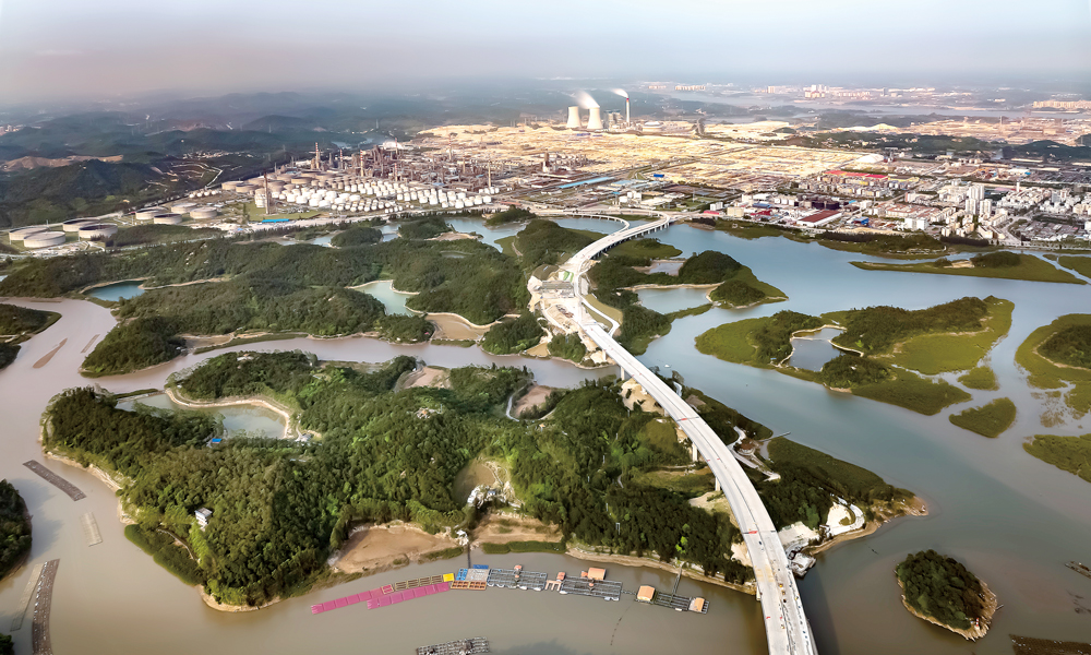 近日，隨著中國石油廣西石化煉化一體化轉型升級項目乙烯裝置1號至6號裂解爐12臺輻射室全部吊裝完成，這座佇立于北部灣的煉化之城初現崢嶸。圖為項目鳥瞰圖。