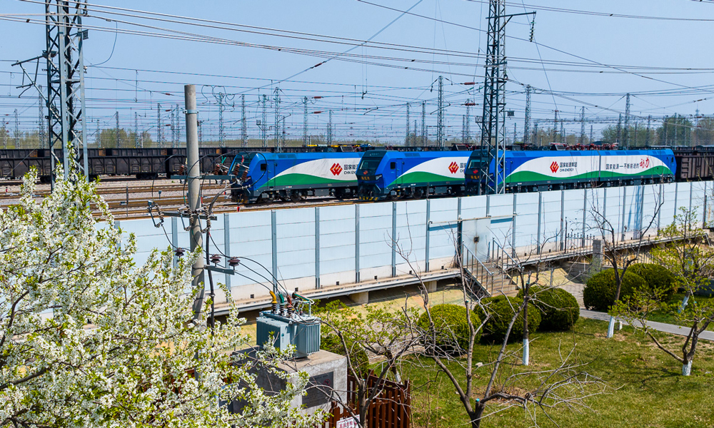 今年以來，國家能源集團朔黃鐵路以能源保供為主線，精準發力抓重點、精細組織提效率，全力保障生產運營平穩高效有序。一季度，朔黃鐵路累計完成貨物運輸9598.7萬噸，其中煤炭運量9065.8萬噸，非煤運量532.9萬噸，同比增長634.3萬噸，增幅7.1%。圖為3月底，朔黃鐵路肅寧北中心站站場上的國能號8軸、12軸機車牽引著兩萬噸列車依次排列蓄勢待發。