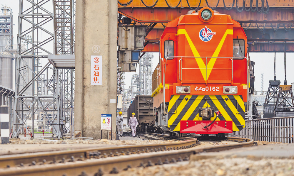 4月初，中海煉化惠州石化北廠區鐵軌上，火車頭牽引著一節又一節罐槽車，將柴油、石油焦等石化產品送往各地，助力春耕。張震 湛小翠 攝