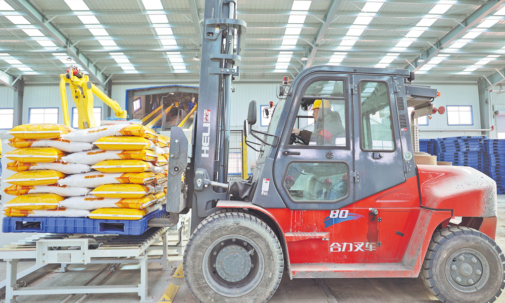 中海化學華鶴公司作業人員正在做尿素產品裝車發運前的準備工作。梁玉欣 攝