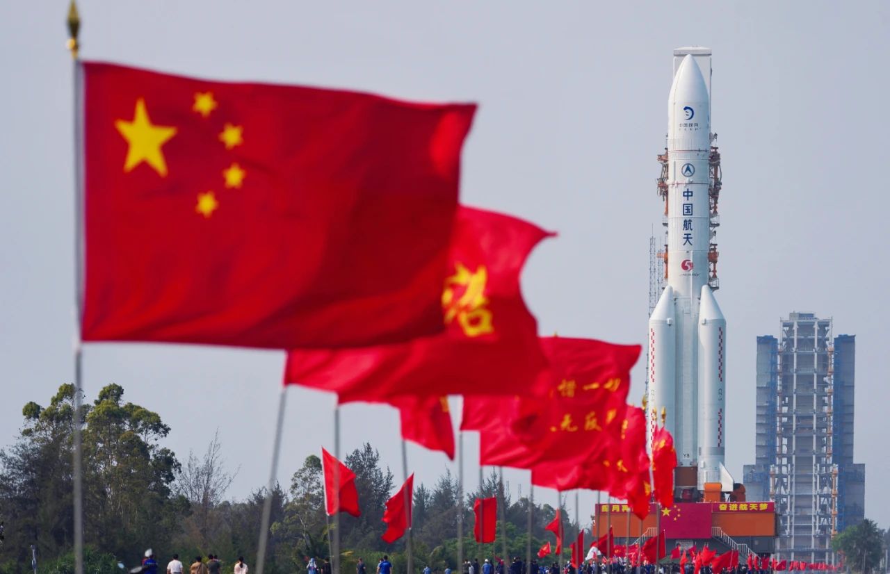 4月27日，嫦娥六號探測器和長征五號遙八運載火箭在中國文昌航天發射場完成技術區相關工作后，器箭組合體垂直轉運至發射區，計劃5月初擇機實施發射。