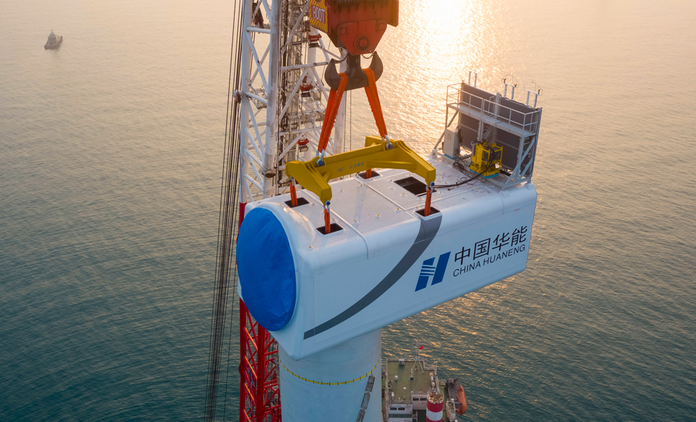 此次安裝的1號風機為國產自主研發的10兆瓦風電機組，風輪直徑達242米，葉片長達118米，輪轂高度136.7米，總重量1227噸，掃風面積近4.6萬平方米。在額定風速工況下，單臺風機葉片每轉動一周可生產電量約21度，每轉動1小時最大生產電量約10000度，可滿足約1400個普通家庭一天的用電需求。項目建成后年發電量近18.5億度，相當于每年可節約標煤約56萬噸，減排二氧化碳約156.8萬噸，相當于植樹造林約4500公頃。