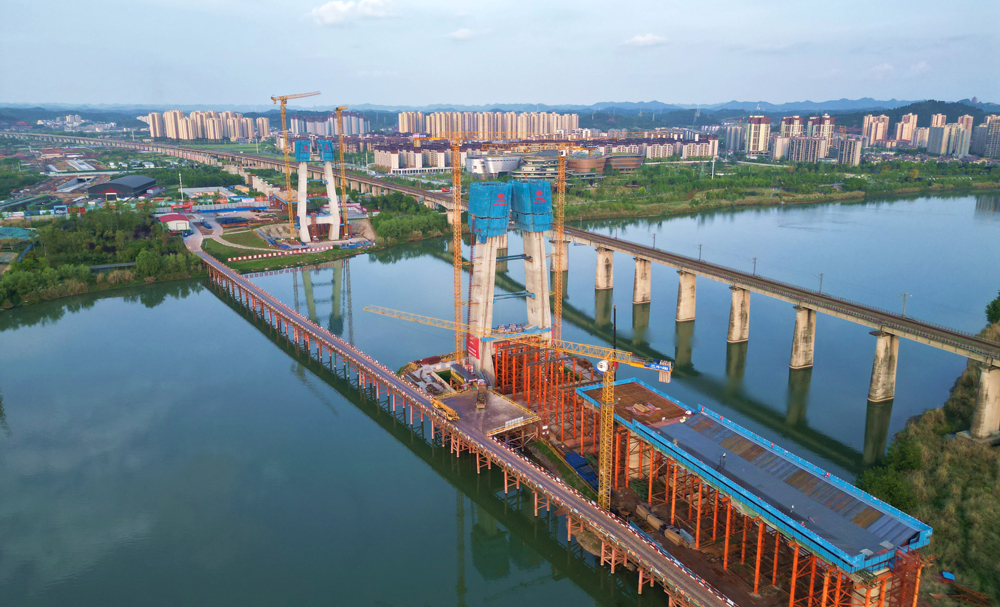 中鐵十七局承建成達萬高鐵遂寧涪江特大橋，全長5585.4米，主橋為雙塔雙索面鋼混結合梁斜拉橋，主跨長305米，為同類型橋梁中西南第一、全國第二長。目前，項目主塔已進入上橫梁施工階段，正全力沖刺封頂目標。成達萬高鐵是我國“八縱八橫”高鐵網沿江通道的重要組成部分，也是四川東向出川的重要快速便捷大通道，建成后，將對成渝地區雙城經濟圈建設、長江經濟帶發展等發揮重要作用。