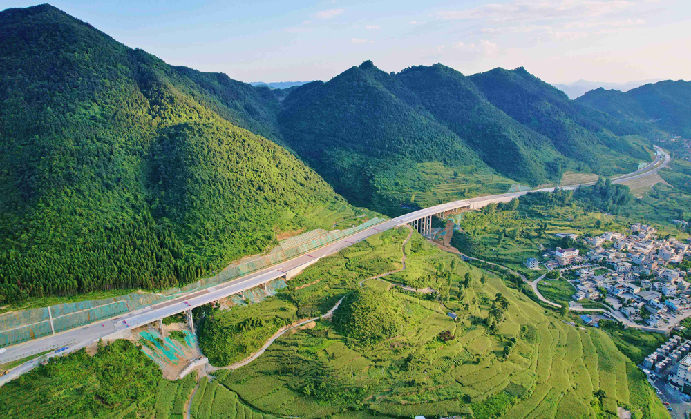 中鐵十七局參與投資建設的貴州金仁桐高速公路全長102.39公里，全線設置橋梁60座、隧道26座、互通式立交14處，橋隧比達61%。建成投用后將有效縮短白云與重慶的時空距離，進一步構建黔中經濟區與成渝經濟圈的重要通道，對鞏固拓展脫貧攻堅成果同鄉村振興有效銜接和發展地方經濟具有重大意義。該工程已完成總工程量的95%，當前正在加速推進附屬工程施工，預計年內可建成通車。