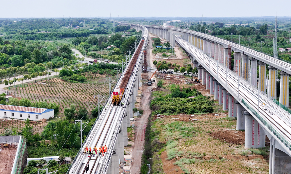 日前，隨著最后一對500米長鋼軌平穩鋪設在無砟道床上，標志著由中國鐵建旗下中鐵十二局參與建設的新建荊門至荊州高鐵（以下簡稱：荊荊高鐵）全線鋪軌順利完成，為年內實現開通運營奠定了堅實基礎。圖為鋪軌作業現場。