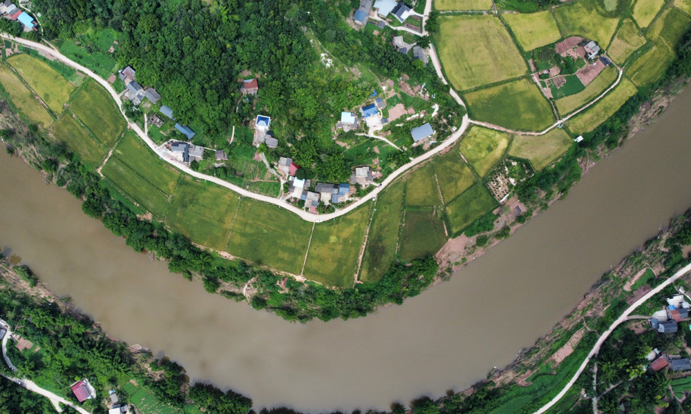 “改水”階段，項目部多頻次現場踏勘與無人機繪圖相結合，設計合理灌溉管網線路，充分利用原有灌溉明渠線路；“改路”階段，在原道路基礎上，整修完善田間道路，優化機耕路、生產路布局，釋放生產路占用的土地，增加作物種植面積；在“改土”階段，項目通過深耕深松、水田犁底層構筑、保護性耕作、退化耕地治理等措施提升耕地質量。