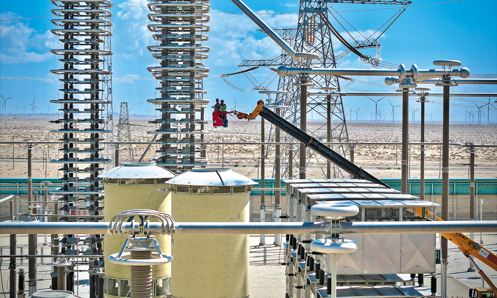 國家電網甘肅超高壓公司工作人員開展±800千伏祁連換流站年度集中檢修。