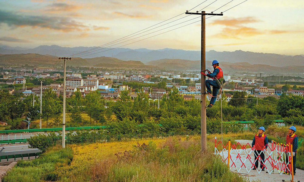 國家電網陜西寶雞供電公司工作人員在太白山區檢修10千伏二郎壩線。