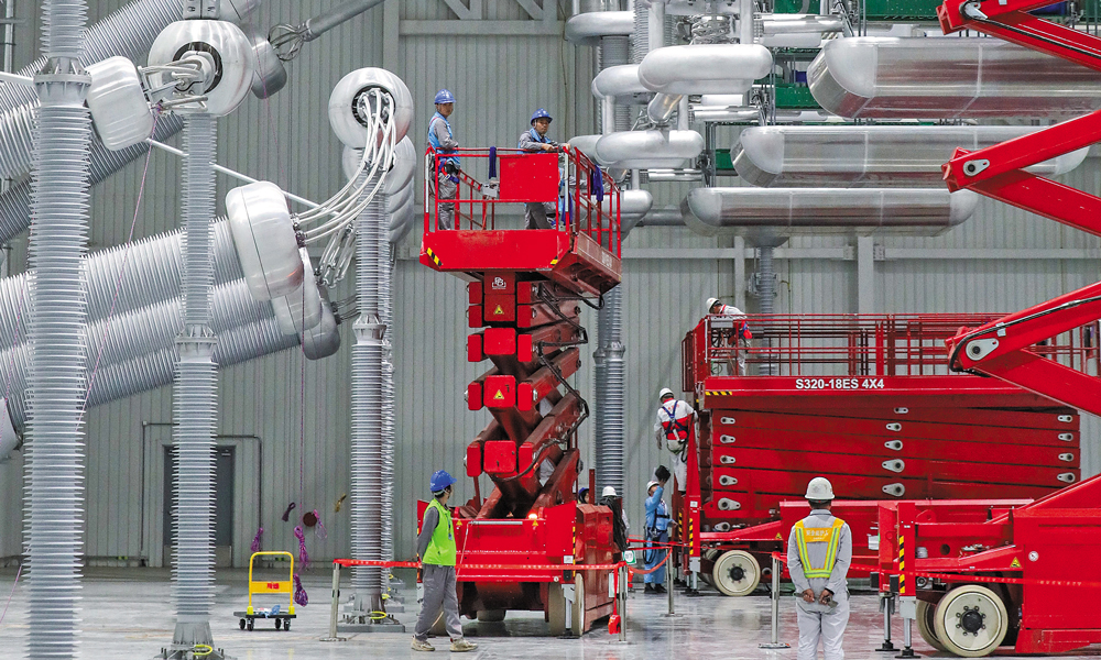 國家電網四川電力工作人員開展±800千伏布拖換流站檢修。