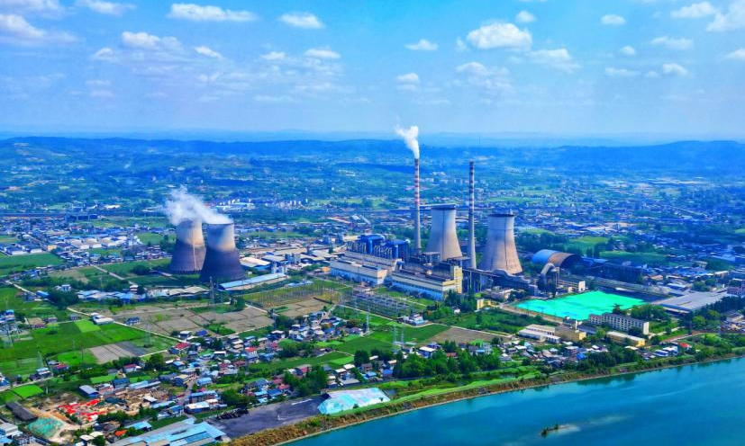 隨著氣溫逐漸攀升，2024年迎峰度夏關鍵時刻即將來臨。國家能源集團四川公司在夏季負荷高峰來臨前，嚴格落實安全生產和生態環境保護有關要求，通過扎實有效的自查整改工作，有效管控各類風險、防范各類事故發生，為迎峰度夏和防洪度汛夯實安全基礎。圖為四川江油電廠全景。王婧 攝