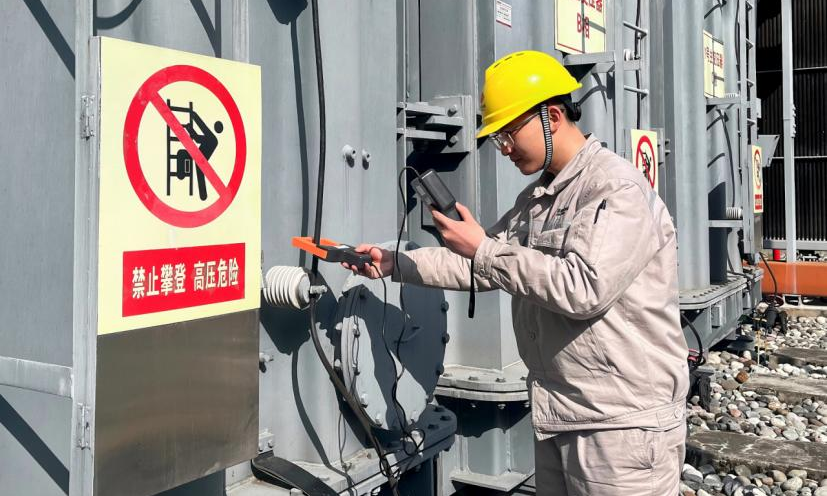 四川南椏河公司聚焦主變安全突出風險管控，對主變鐵芯接地點進行深入“體檢”，將測量數據與歷史數據做對比，形成主變檢測檔案，精準掌握主變運行狀態，優化設備運行管理，確保變壓器安全穩定可靠運行。圖為工作人員開展主變鐵芯接地電流測試工作。翟燕 攝