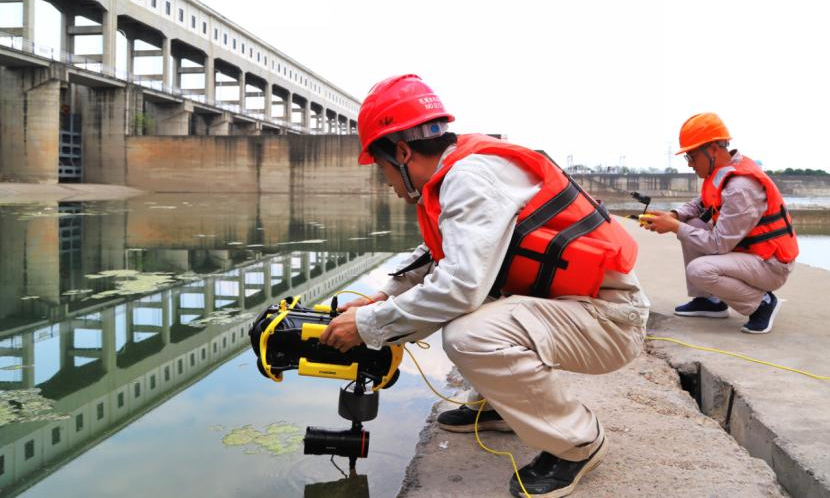 四川毛灘公司先后完成外送線路全停電檢修、3號發電機組B修、全站設備設施接地導通性檢測、電站大壩和消力池檢查等工作，現場遺留缺陷、潛在安全隱患得到有效解決。圖為工作人員使用無人潛航器為水電站大壩和消力池做“體檢”。蔣銀海 攝