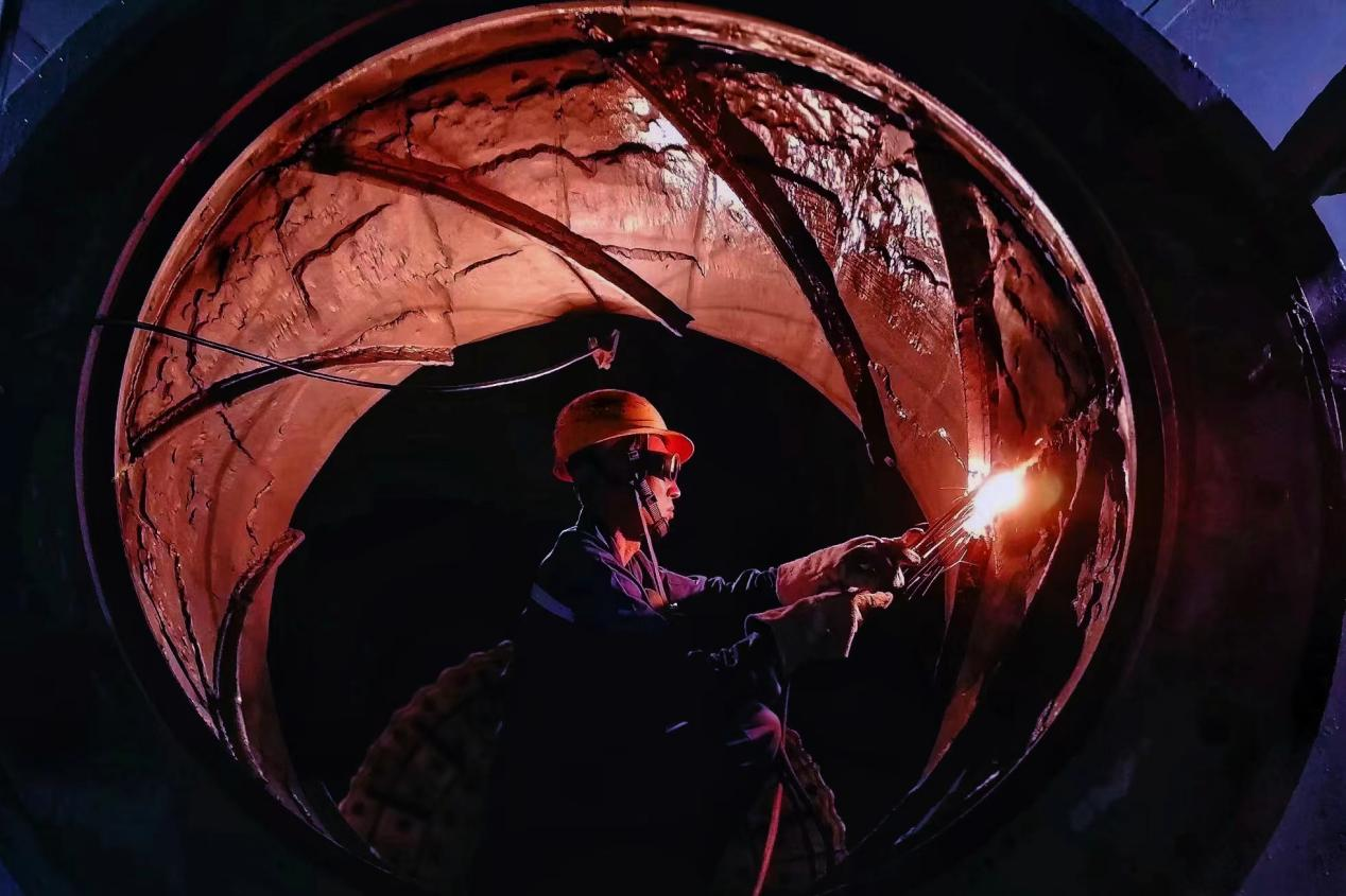 四川江油電廠多舉措強化安全風險管控，加強高風險作業到崗、到位和“六不開工”管理，督促落實好“三措兩案”，推進風險預控工作落實落細，確保安全生產形勢持續穩定。圖為檢修人員對磨煤機大罐襯板進行更換。廖永春 攝