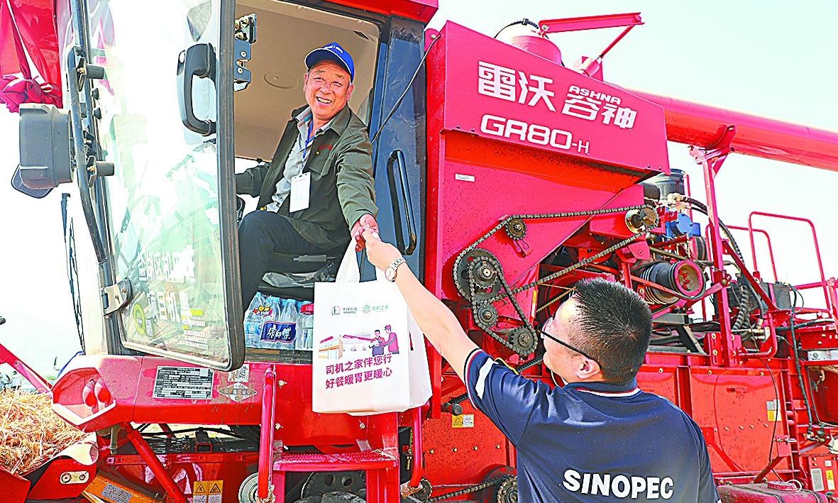 山西石油加大農業用油地區資源投放力度，認真落實各項保供服務措施和支農惠農政策，確保“三夏”期間油品供應充足。圖為山西石油青年志愿者到田間地頭為農戶送上愛心大禮包。