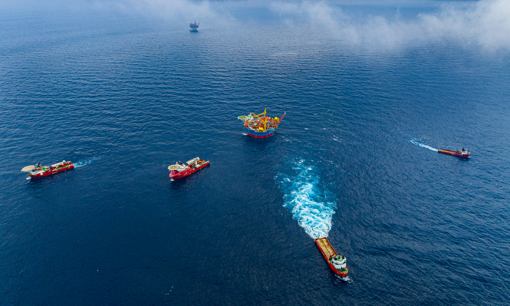 近日，隨著最后一根錨鏈鎖緊固定，亞洲首艘圓筒型浮式生產儲卸油裝置“海葵一號”完成海上安裝，在珠江口盆地流花油田精準就位，標志著我國深水油氣田浮體設施系泊系統安裝能力獲得新突破，為我國首個深水油田二次開發項目年內投產奠定基礎。圖為“海葵一號”錨鏈回接作業現場。