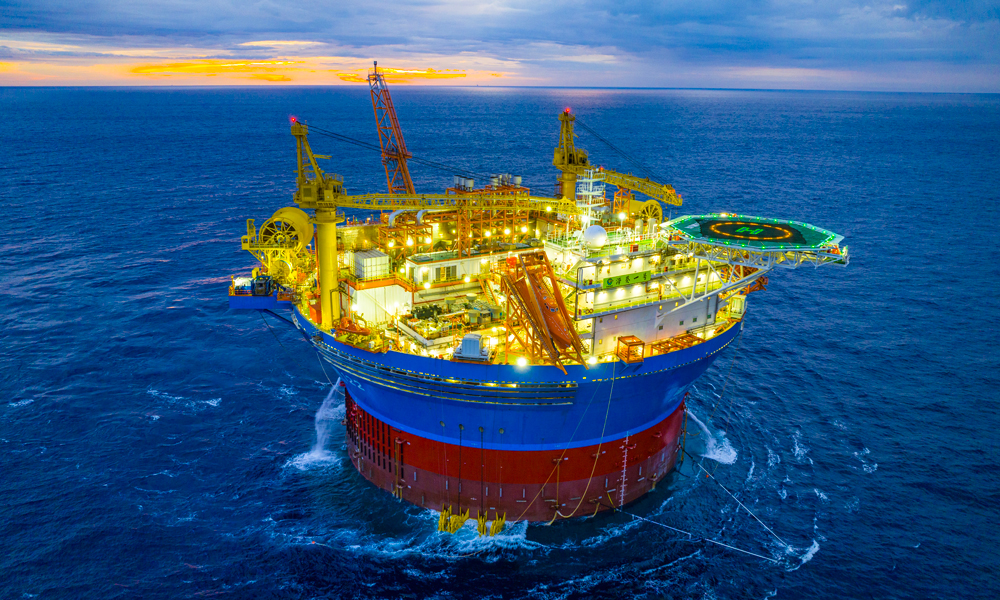 “海葵一號”所在海域距深圳東南約240公里，水深320多米，風向多變、內波流頻發。“海葵一號”是集原油生產、存儲、外輸等功能于一體的高端海洋裝備，由近60萬個零部件組成，總重達3.7萬噸，高度接近30層樓，主甲板面積相當于13個標準籃球場，最大儲油量達6萬噸，每天能處理約5600噸原油。圖為“海葵一號”外景。