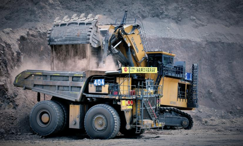 在準能集團黑岱溝露天煤礦南500米作業區內，700噸級液壓正鏟挖掘機通過遠程操控方式協同配合300噸級礦用無人駕駛卡車作業。該遠程操作系統具備環境感知、自動滅火、斗齒監控等功能，通過給液壓正鏟設備端加裝IMU、攝像頭等傳感器群組，結合AI、自動控制、故障診斷等技術，具備盲區檢測及全景障礙物智能識別等功能，能夠實現液壓正鏟最大回轉半徑內精準監測周邊環境的功能。崔龍 攝