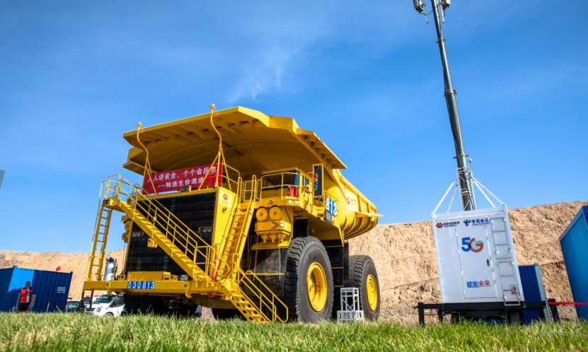 在準能集團黑岱溝露天煤礦坑下，5G通信應用于300噸級國內最大的無人駕駛卡車。該礦已累計建設48座5G基站、部署兩套5G核心網互為主備，實現了辦公區及坑下無人駕駛作業區域5G網絡的全覆蓋，并實現了視頻監控、工業網絡、辦公網絡10G高速通信，為智能化建設奠定了堅實的基礎。包文學 攝