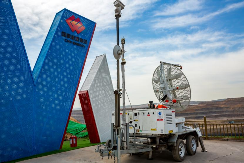 邊坡監測雷達能實時獲取毫米級監測數據，迅速識別潛在危險區域，準確預測片幫、滑坡發生時間和范圍，可提前2至48小時發出預警，有效保證人員和設備第一時間撤離。該設備2009年在準能集團黑岱溝露天煤礦應用以來，預警精準率達100%。黑岱溝露天煤礦構建了“設計+監測+應急”三重防控機制，運用三維真實孔徑雷達和北斗邊坡監測系統，實現全天候監測。圖為邊坡監測雷達在實時監測黑岱溝露天煤礦邊坡情況。李瑞榮 攝