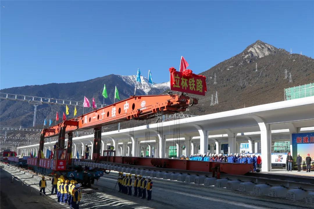 拉林鐵路正線全長435.5公里，新建正線全長403.14公里，為單線電氣化Ⅰ級鐵路，設計時速160公里，全線新建車站34個，初期開站17個。圖為施工人員鋪設最后一排軌排。