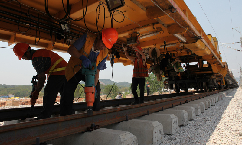 中老鐵路全長1000多公里。通車后，中老鐵路將成為我國西南地區又一條進出境國際鐵路通道。屆時，昆明至西雙版納客車旅行時間僅需3小時左右，至老撾首都萬象有望實現夕發朝至。圖為4月24日，工人在景洪市大渡崗鄉大荒壩段進行鋪軌作業。新華社發（李云生 攝）