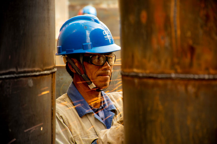 近日，在山西忻州安徽電建一公司承建的華潤寧武電廠項目，工作人員正在對管道焊縫進行精細打磨。